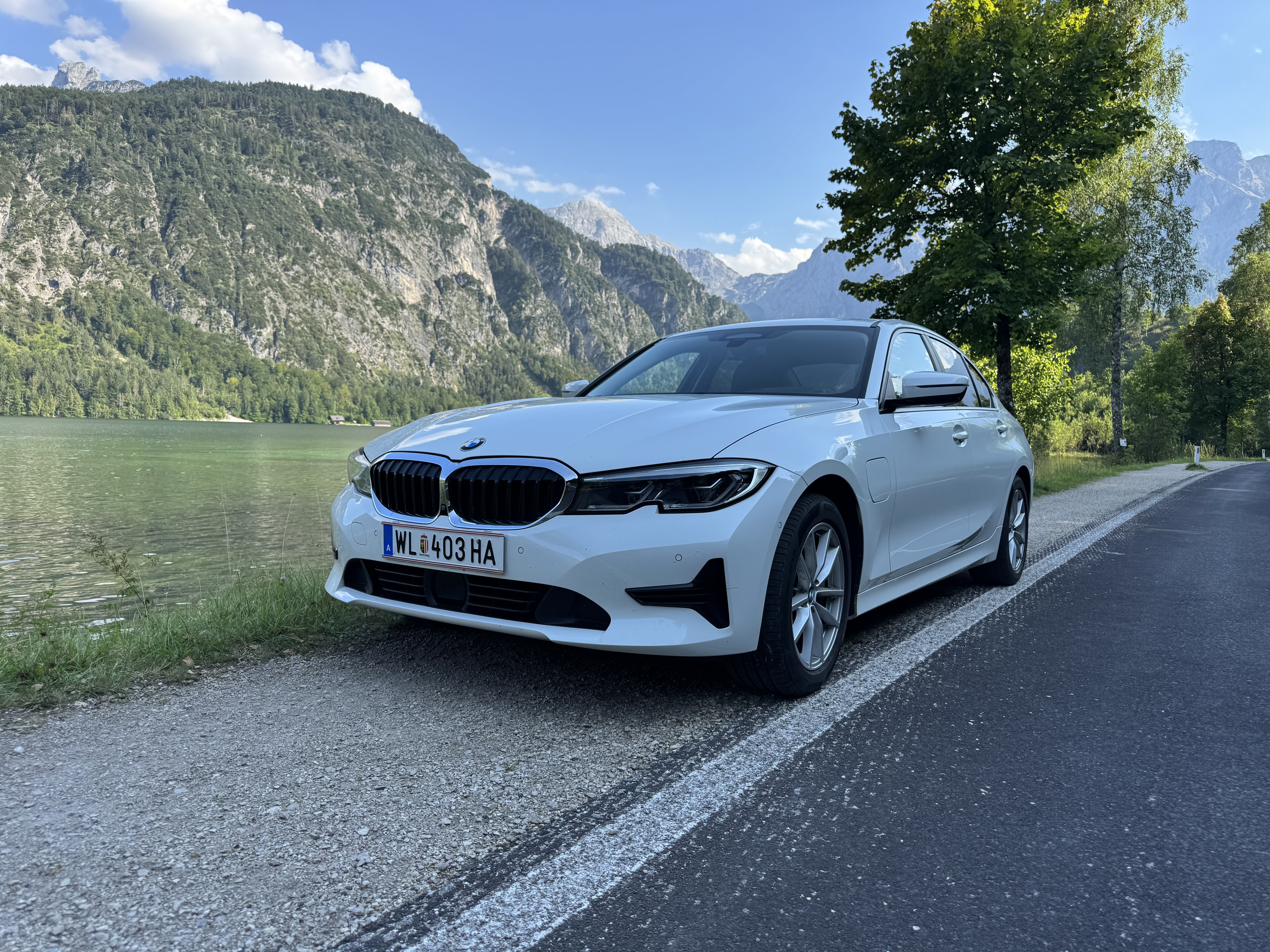 BMW 330e in Alpinweiß, Frontansicht am See