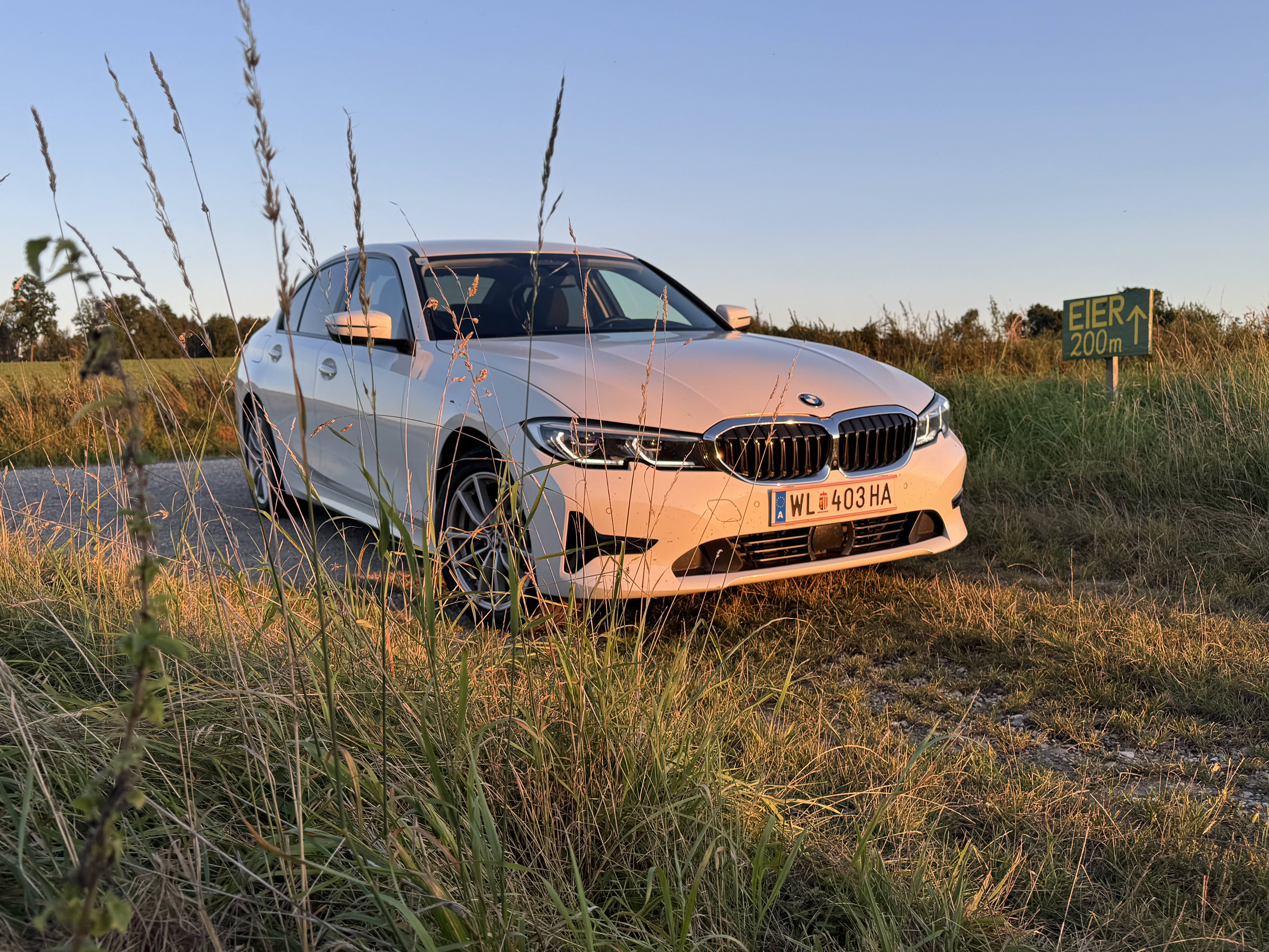 BMW 330e in Alpinweiß bei Sonnenuntergang
